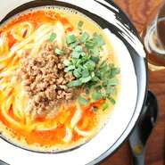 刺激的な辛さがクセになる定番の『赤』、豆乳と特製ラー油で赤とは異なる辛さを楽しめる『白』、マイルドで奥深い味わいの『黒』、その日の気分でオーダーできます。