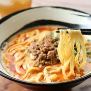 特製ラー油を使ったスタンダードな『赤』。王道の辛さと旨味を求める方にオススメな、香り豊かな担々麺です。