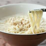 練りごまに豆乳、専用のラー油で『赤』とは異なる辛さを表現する『白』。ピリっとした辛さがクセになります。