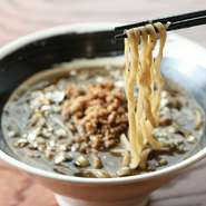 マイルドで奥の深い味わいが特徴の『黒』。刺激は控えめなため、辛いものが少し苦手な方にオススメです。