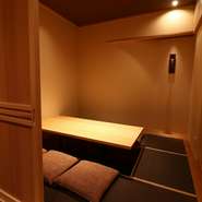 店内には個室を完備。ビジネスシーンでの接待や会食にオススメの、雅やかな和の空間です。凛とした空気の満ちる店内で、大切な方をもてなすのに最適な部屋です。