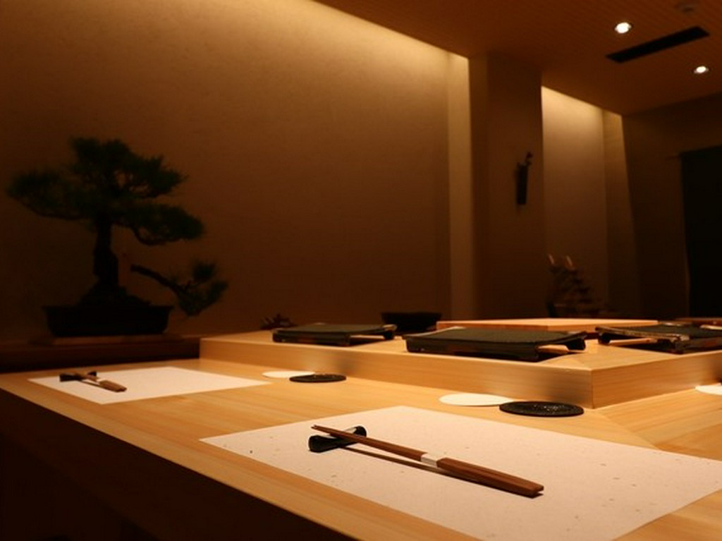 職人の技を望めるカウンター、特別な日を祝うシーンに最適な空間