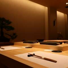 職人の技を望めるカウンター、特別な日を祝うシーンに最適な空間