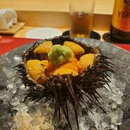 完全予約制で月替りのコース料理で営業させて頂いております。
予約の方が食べたい物が有れば追加注文で逸品もお受け致しますのでお気軽にお越し下さいませ。