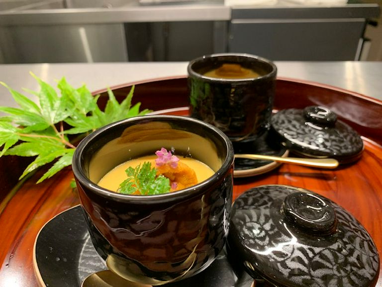 店主自ら厳選した、旬の食材を使用したコース。前菜・握り13貫など全5品『鮨おまかせ』