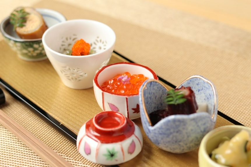 握り・焼物・煮物など、その日の最高の素材を使った料理が味わえる。全9品『鮨懐石』