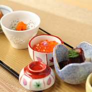 職人の仕事により丁寧に仕込まれた、握り・焼物・煮物など、その日の最高の素材を使った料理が味わえます。前菜・握り10貫・焼物・煮物など全9品。季節や仕入れ状況により、内容は変わります。