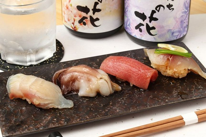 四季折々、旬の食材にこだわり、素材を活かした鮨・懐石が堪能できる全10品『鮨懐石』