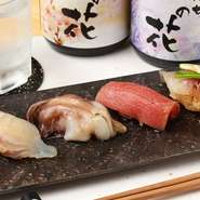 四季折々、旬の食材にこだわり、素材を活かした鮨・懐石が堪能できるコース。内容は、前菜・珍味・向付・吸物碗・焼物・握り鮨など全10品。接待や会食におすすめです。季節や仕入れ状況により、内容は変わります。