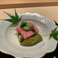 旬の食材を使用した、こだわりの握りと逸品料理で構成されたコース。料理に合わせて楽しめる、季節のオススメ地酒も各種取り揃えています。丁寧な仕事を施した、クオリティの高い料理は目を見張るものがあります。