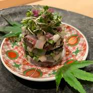 料理に使われる食材は、天然素材にこだわっています。店主自ら市場へ通い、自分の目で選んだ旬の食材の数々。予約時に、好みの食材をリクエストすれば、可能な限り叶えてくれます。