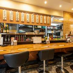 オシャレなカウンター席で、好みのお酒片手に普段使いのデート