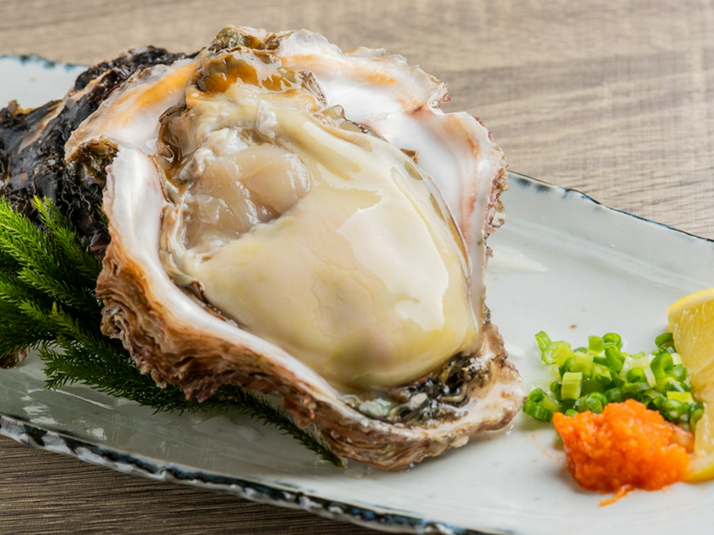 厳選された新鮮な“海の幸”を心行くまで堪能。天然ものにこだわった『天然特大岩かき』