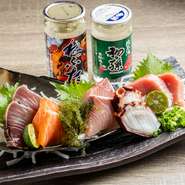 豊洲市場で仕入れた魚介類を中心にした『本日のお刺身盛り合わせ（2人前）』。さまざまな種類の旬魚は、旨みをしっかりと感じられるように、程よい厚みになっています。