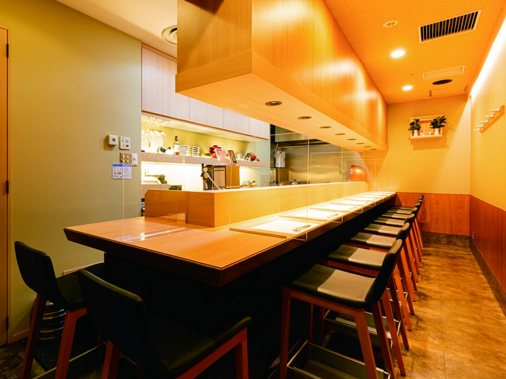 洗練されたオシャレなカウンター席で、ゆったりリラックス