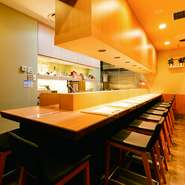 カウンター8席のみのこぢんまりとした落ち着きのある店内で、友人とお酒を酌み交わすもよし、店主との会話を楽しむもよし。目の前で店主が天ぷらを揚げる様子を見ながら、ボーッと過ごすのも乙なものです。