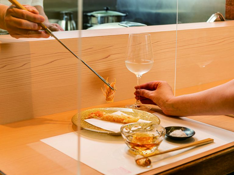 雰囲気づくりや器選びにもこだわった大人の隠れ家