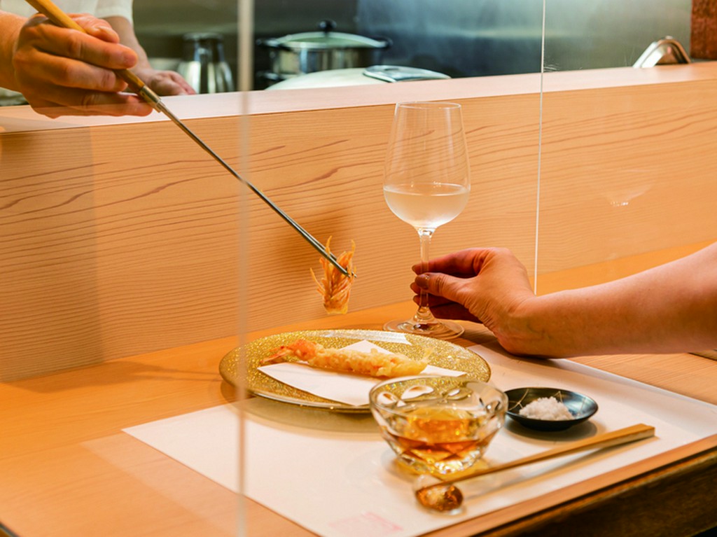 雰囲気づくりや器選びにもこだわった大人の隠れ家