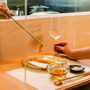 白木を基調とした店内は、船場センタービルの地下街とは思えない高級感のある空間。食器にもこだわっており、天ぷらが映えるような器を厳選しているそうで、天つゆはバカラのガラスの器に入っています。