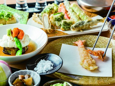 厳選食材の天ぷらと魅惑の一品料理を堪能できる『特選コース』