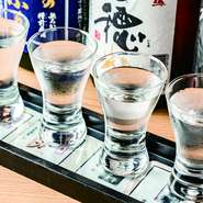 日本有数の利き酒師である瀧村健治氏がお店の料理に合わせてセレクトした日本酒6種類。その中から好みに合わせて選べます。
3種類　1,000円／4種類　1,250円
