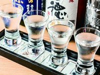 日本有数の利き酒師である瀧村健治氏がお店の料理に合わせてセレクトした日本酒6種類。その中から好みに合わせて選べます。
3種類　1,000円／4種類　1,250円