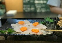 こめ油で揚げた胸焼けのしない天ぷらを、目の前で一つずつ揚げてご提供。丹精込めた料理をご堪能ください。