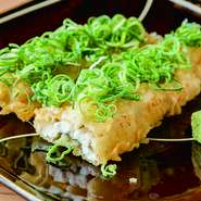 揚げたての穴子にネギ、ワサビ、濃い口醤油をかけていただく逸品。まろやかな醤油と香り高いワサビが絶妙なハーモニーを奏でます。泉州地方ではポピュラーな食べ方だとか。