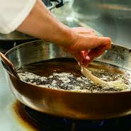 「お客様同士の会話の邪魔をしないよう心掛けつつ、私との会話を楽しみたい方には対応させていただいています」と語る角川氏。ゆったり楽しめるように、落ち着いた雰囲気を演出してくれます。