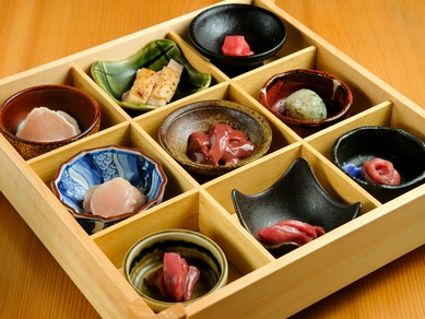 鶏肉づくしの豪華な逸品『朝引き鶏のお造り9種盛り』