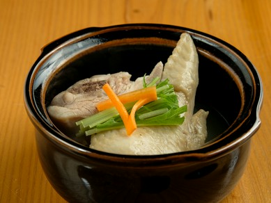 半日かけて煮込んでつくられる、出汁が自慢『特製水炊き』