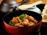 最初はそのまま。2口目は、特製のスープをかけてお茶漬けのようにいただきます。特製のタレとスープの相性をご堪能あれ。3口目は、お好きな食べ方でどうぞ。