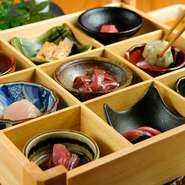 鶏肉をメインとした料理が自慢。使用しているのは、朝びきの「但馬鶏」です。冷凍せず仕入れることができるため、素材そのもののおいしさを味わえます。多彩な食べ方で、賞味あれ。