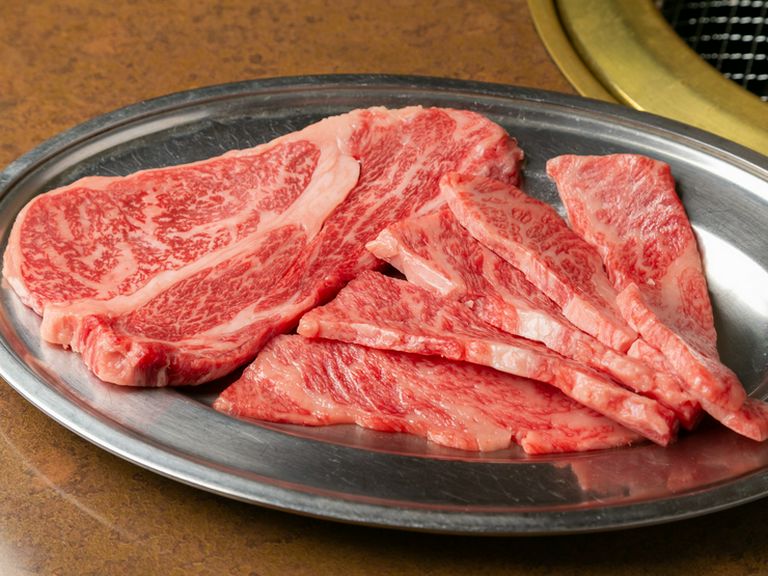 こだわりの精肉や近江牛中心のホルモンなど、上質素材を楽しめる