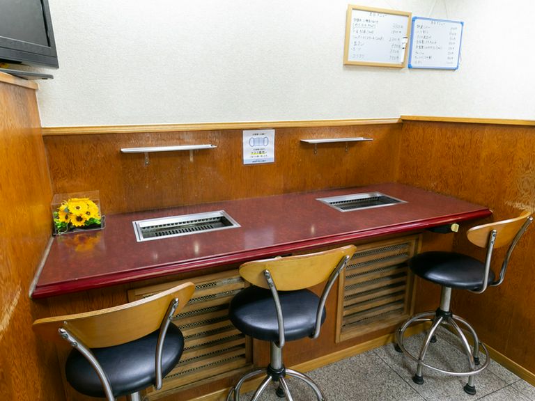 先着3名とコンパクトなカウンター席でお一人さまも大歓迎