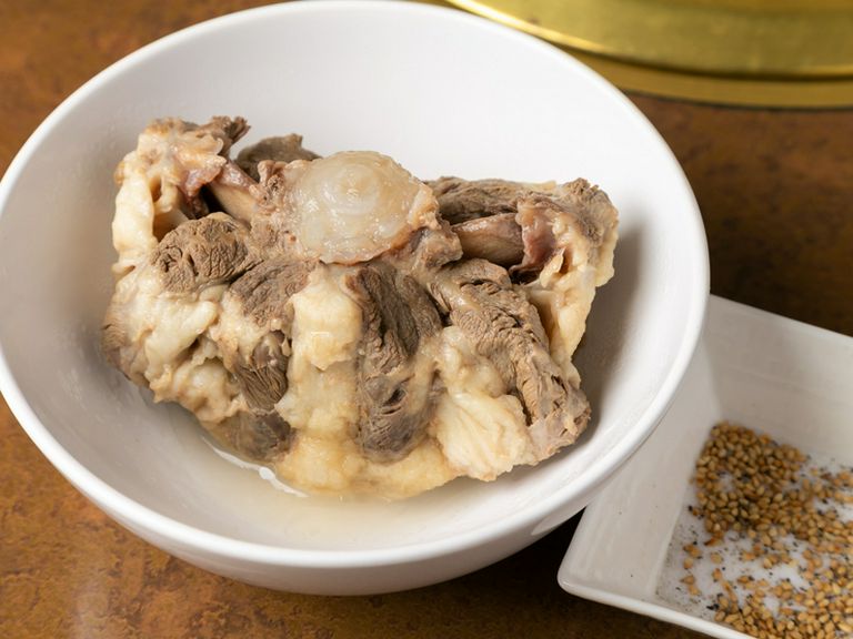 5時間かけたとろける旨さの『テール蒸し』