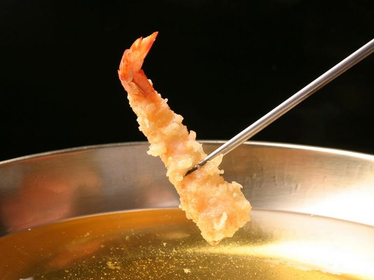 『天ぷら』を揚げていく職人の隙のない所作