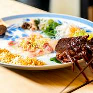 画像は故・神田川俊郎氏が考案した『スタミナ和え』 。食べる直前、綺麗に並べられた魚介・野菜・ナッツを和えてからいただきます。ほかにも、華やかでおいしいメニューが揃うため、記念日での利用にオススメ。