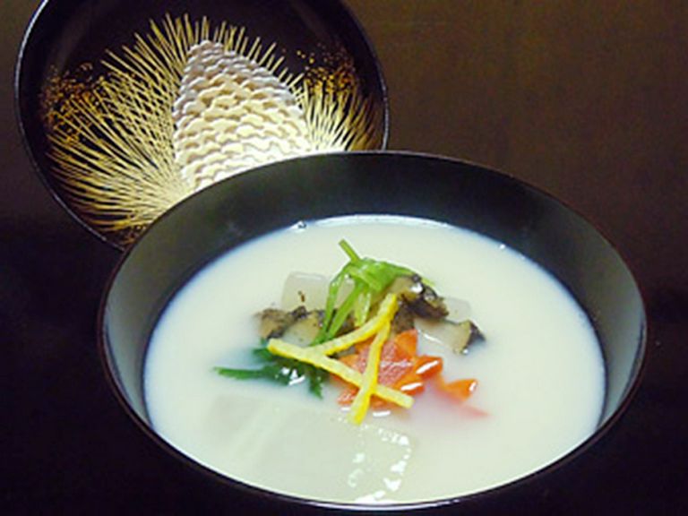 蓋を開けるときの喜び。季節感を表現した『吸い物』