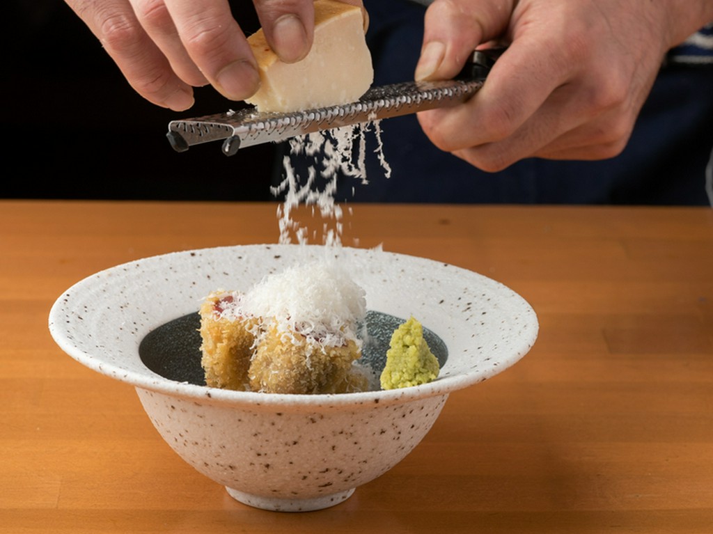 チーズの香りが食欲をそそる『黒毛和牛レアカツ パルミジャーノがけ』