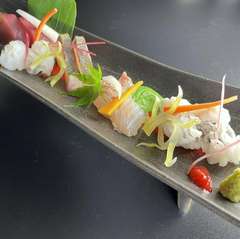 季節の“旬の魚介”を堪能する『おまかせ造り5種盛り』