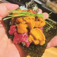 メインのカウンター席では、橋本氏が料理をつくり上げる様子を見ているだけでも楽しめます。また、ゲストの手の上に直接乗せることで完成するメニューもあり、非日常感に浸れる一軒です。