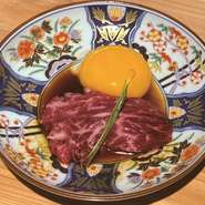 お店のイチオシ部位である「サガリ」。「焼き」はもちろん、「たたき」や「ユッケ」など、さまざまな食べ方で楽しませてくれます。（写真は『極上のサガリ　ユッケ』です）
