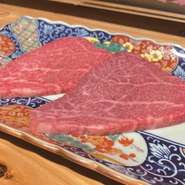「年々、良いお肉を仕入れることが難しくなっていますが、安定した仕入れを実現しています」と語る橋本氏。20年以上の付き合いがあり、信頼している卸業者から購入している“良質なお肉”が自慢です。