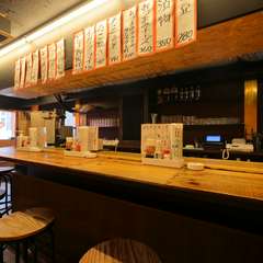 16時から営業。カウンター席でカジュアルデート