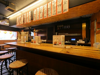 16時から営業。カウンター席でカジュアルデート