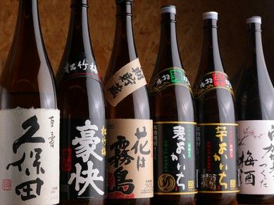 地方各地から揃えた日本酒を片手に楽しむ