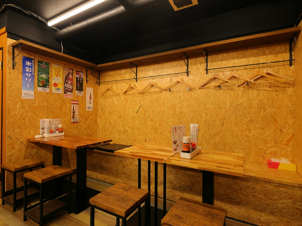 木の温もり溢れる店内でリーズナブルに女子会