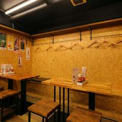 木の温もり溢れる店内でリーズナブルに女子会