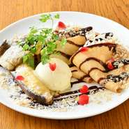 豊かな香りを纏ったトロトロ食感の薪焼きバナナにアイスをプラス。冷たいものと甘いもののコラボレーションが楽しいスイーツ。こちらのお店ならではの薪焼きを活かした、満足度の高いメニューです。